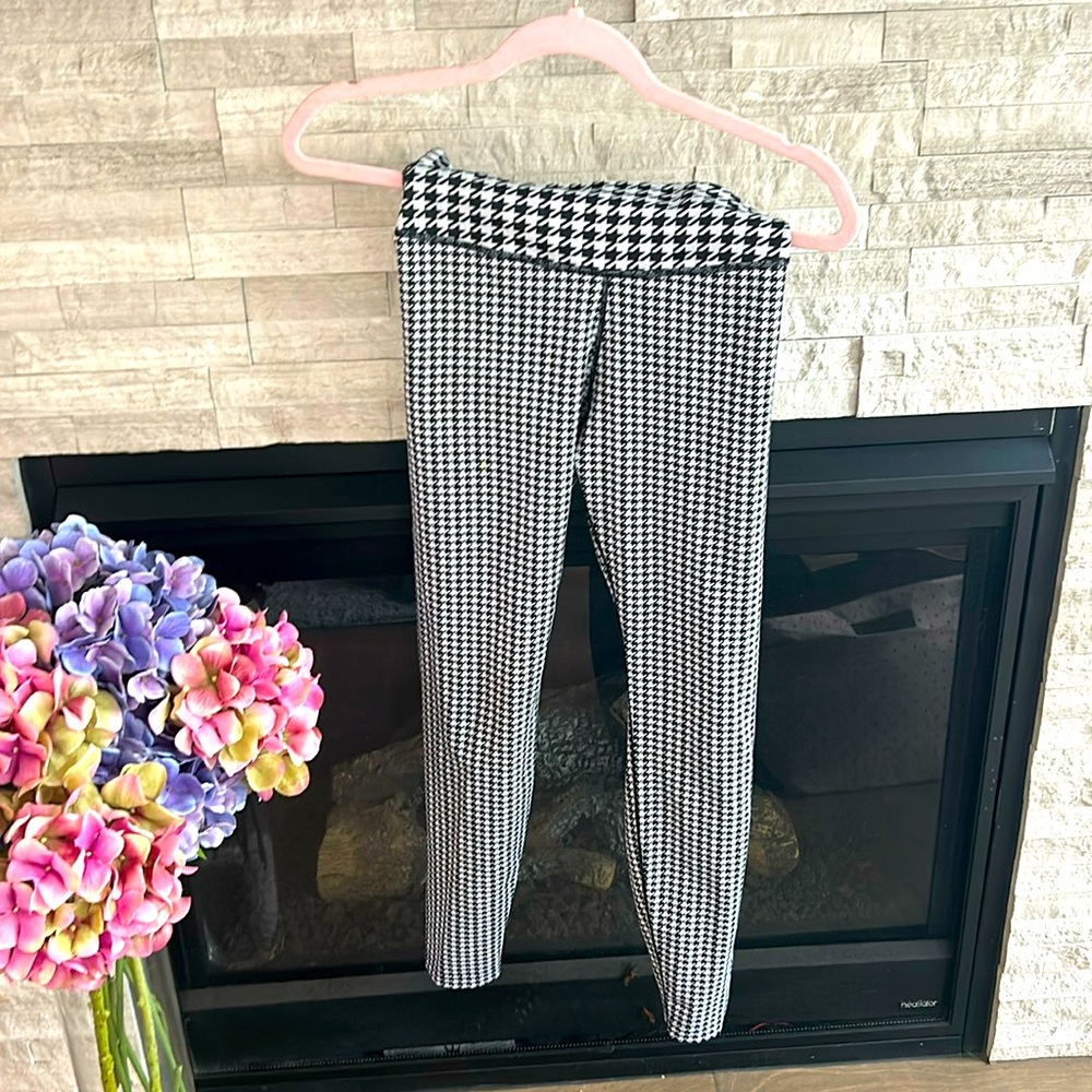 nike black and white leggings, size xs,
